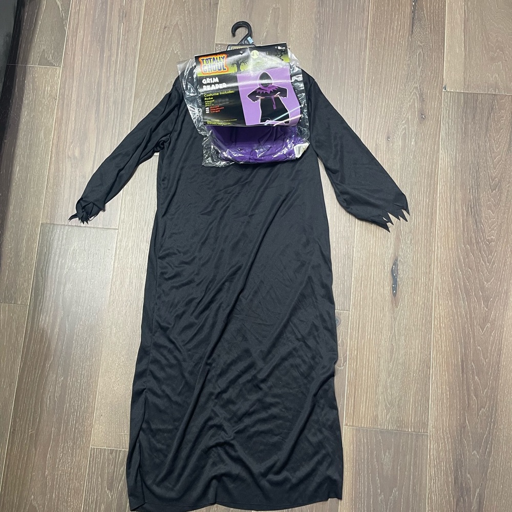 Totally Ghoul Grim Reaper child costume. Size medium. NWT
